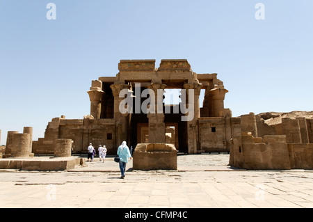 Kom Ombo. Ägypten. Afrika. Blick auf die äußeren Säulenhalle angesehen vom Vorplatz der Tempel von Kom Ombo Stockfoto