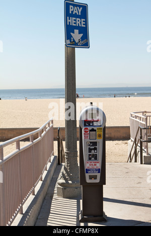 Hier Zahlen Zeichen und Parkplätze Ticket Dispenser. Huntington Beach Kalifornien Stockfoto