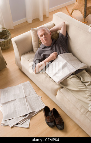 Los Angeles, Kalifornien USA, Kalifornien, Los Angeles, Mann mit Nap auf couch Stockfoto