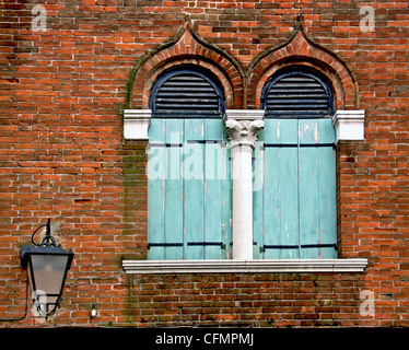 Typische venezianische Architektur namens Bifora: zwei Bogen spitz Windows getrennt durch eine weiße Marmorsäule Stockfoto