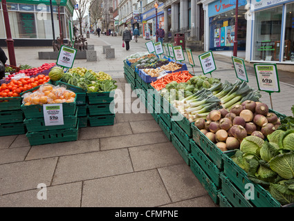 Obst und Gemüse außerhalb Thornes Gemüsehändler in Fore Street Redruth, Cornwall UK. Stockfoto