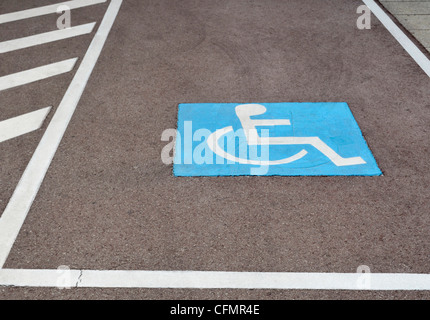 malte Handicap Zeichen auf einem Parkplatz Stockfoto