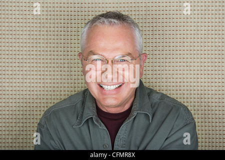 Studioportrait von senior woman smiling Stockfoto