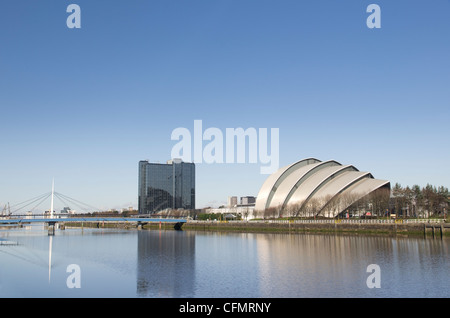 Fluss Clyde in Glasgow mit Brücke, Auditorium und modernen Gebäuden im Sonnenschein mit blauem Himmel Stockfoto