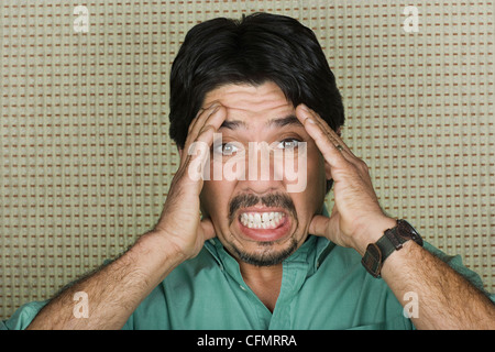 Studioportrait von reifer Mann mit Kopf in Händen Stockfoto