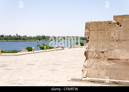 Kom Ombo. Ägypten. Afrika. Blick auf den Nil und detaillierte Releifs der Tempel von Kom Ombo Stockfoto