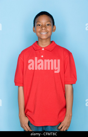 Studio Portrait des jungen Mannes in Polo-Shirt, Hüfte aufwärts gedreht Stockfoto