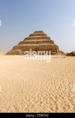 Sakkara. Ägypten. Blick auf den großen Hof und der Stufenpyramide des Djoser im Komplex königliche Nekropole von Sakkara. Pharao, dem König Stockfoto