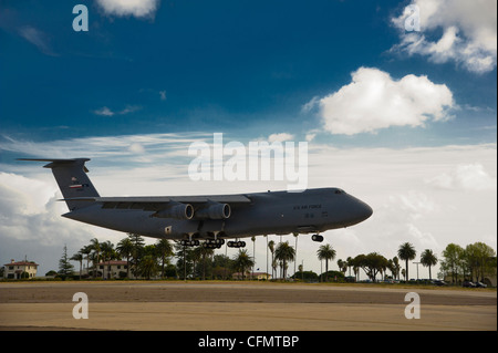 Eine C-5 Galaxie landet auf der Naval Air Station North Island zur Unterstützung der Übung Patriot Hook 2012, 18. März 2012. Patriot Hook 2012 ist eine von der Luftwaffe geförderte Übung, die Tanker/Luftlift-Kontrollelemente an drei Standorten einsetzt und Einheiten von der Luftwaffenreserve, der Marine, der Küstenwache, der Federal Emergency Management Agency, der Grenzschutzpolizei, Trauma und Rettung zusammenbaut. Und anderen Behörden, um die Durchführbarkeit koordinierter Sicherheits-, Katastrophen- und Notfallmaßnahmen zu bestätigen. Stockfoto