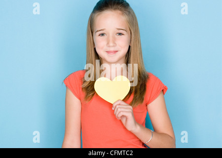 Studio gedreht Portrait von Teenager-Mädchen halten Hart, Kopf und Schultern Stockfoto