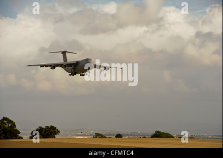 Eine C-5 Galaxie landet auf der Naval Air Station North Island zur Unterstützung der Übung Patriot Hook 2012, 18. März 2012. Patriot Hook 2012 ist eine von der Luftwaffe geförderte Übung, die Tanker/Luftlift-Kontrollelemente an drei Standorten einsetzt und Einheiten von der Luftwaffenreserve, der Marine, der Küstenwache, der Federal Emergency Management Agency, der Grenzschutzpolizei, Trauma und Rettung zusammenbaut. Und anderen Behörden, um die Durchführbarkeit koordinierter Sicherheits-, Katastrophen- und Notfallmaßnahmen zu bestätigen. Stockfoto