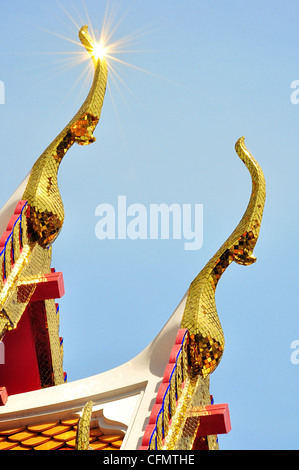 Detail des Daches der kunstvoll verzierten Tempel in Bangkok, thailand Stockfoto