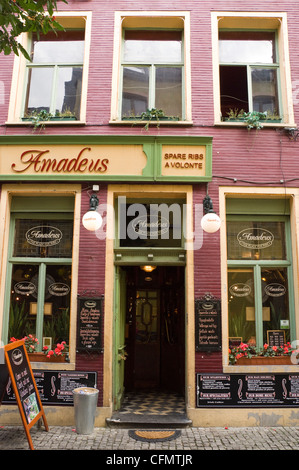 Vertikale Sicht auf ein Restaurant und Café auf einer gepflasterten Straße in Patershol, das gastronomische Herz und der älteste Teil von Gent. Stockfoto