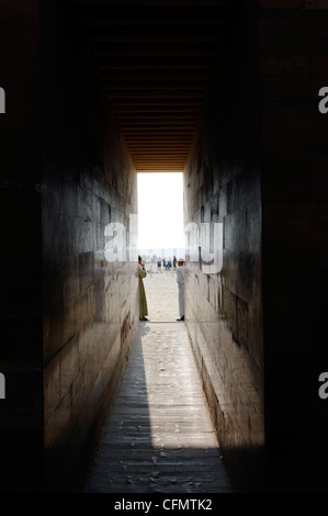 Sakkara. Ägypten. Blick auf den schmalen Eingang zu dem Sakkara Djoser-Komplex. Es enthält Schritt-Pyramide-Totentempel Stockfoto