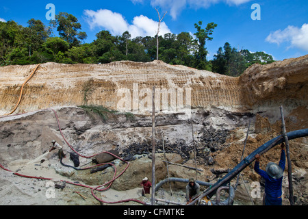 Goldbergbau Amazonas Regenwald hydraulische Bergbau bekannt als Chupadeira Hochdruck-Wasserstrahlen, Gesteinsmaterial zu verdrängen Stockfoto