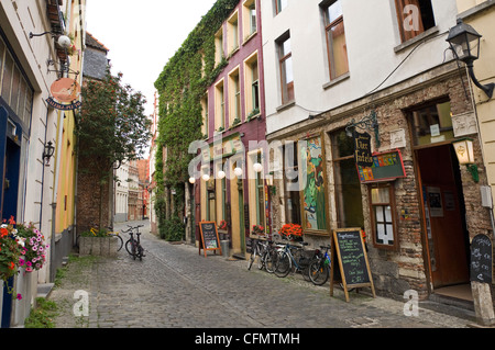 Horizontale Ansicht von Restaurants und Cafés in einem schmalen gepflasterten Straße in Patershol, der älteste Teil von zentralen Gent. Stockfoto