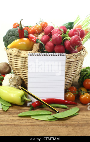 Einkaufsliste mit frischem Gemüse auf einem hölzernen Boden ausgeschlossen Stockfoto