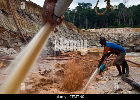 Goldbergbau Amazonas Regenwald hydraulische Bergbau bekannt als Chupadeira Hochdruck-Wasserstrahlen, Gesteinsmaterial zu verdrängen Stockfoto