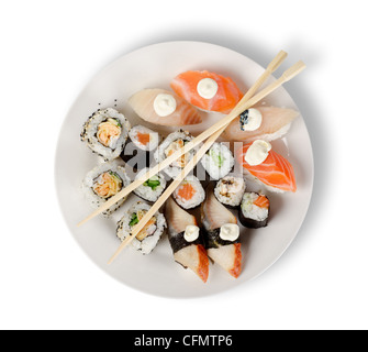 Sushi und Rollen in einem Teller mit Stöcken isoliert auf einem weißen Hintergrund. Clipping-Pfad Stockfoto