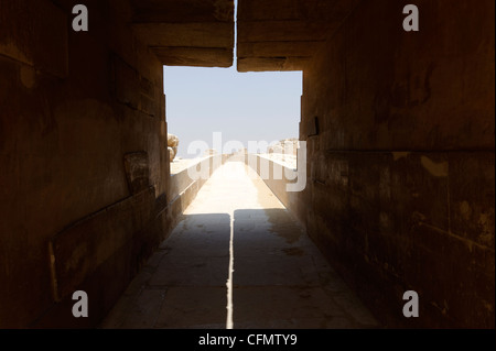 Sakkara. Ägypten. Blick auf einen Teil der 700 Meter lange Relief gesäumten Damm oder Prozessionsweg Rampe, die die Pyramide des Unas, links Stockfoto