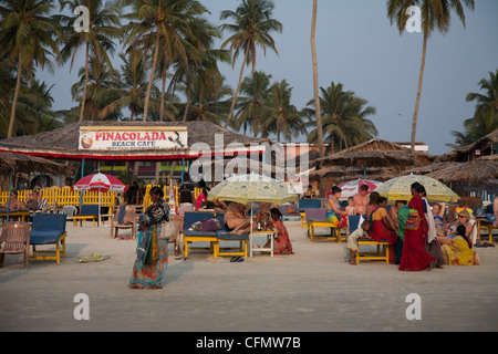 Bar und Palmen auf Colva Beach in Indien Stockfoto