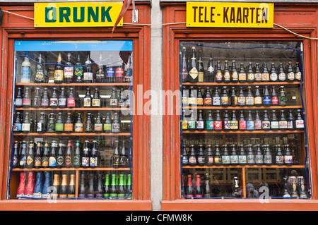 Horizontale Nahaufnahme eines humorvollen Zeichens vor einem Geschäft verkaufen viele verschiedene Arten von belgisches Bier. Stockfoto