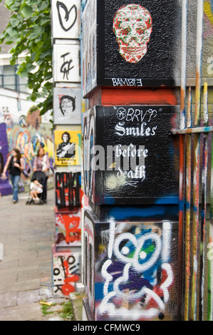 Vertikale Nahaufnahme das legale Graffiti-Kunstwerk auf jeder Fläche Graffiti Gasse, Werregaran Straat in Gent. Stockfoto