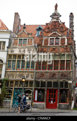 Vertikale Nahaufnahme von zwei schönen alten Gebäuden auf Kraanlei in zentralen Gent. Stockfoto