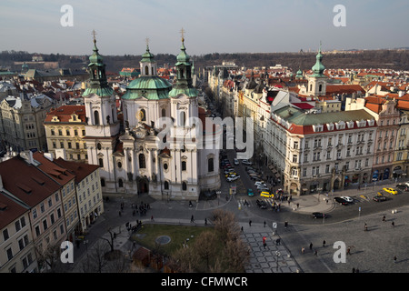 Blick in Richtung St.-Nikolaus-Kirche vom Rathausturm am Altstädter Ring, Prag, Tschechische Republik Stockfoto