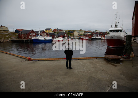 Fiskebåtar ich Hamnøya. Angelboot/Fischerboot in einem Hafen Mausund. Norwegen-blauen Himmel. Blaues Wasser. Stockfoto