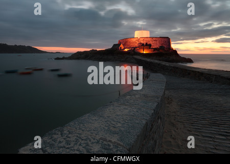 Fort Grey in der Abenddämmerung auf der Kanalinsel Guernsey Stockfoto