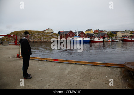 Fiskebåtar ich Hamnøya. Angelboot/Fischerboot in einem Hafen Mausund. Norwegen-blauen Himmel. Blaues Wasser. Stockfoto