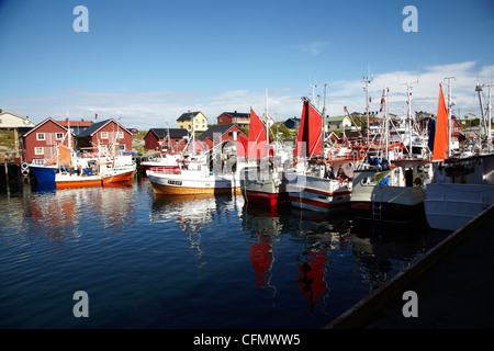 Fiskebåtar ich Hamnøya. Angelboot/Fischerboot in einem Hafen Mausund. Norwegen-blauen Himmel. Blaues Wasser. Stockfoto