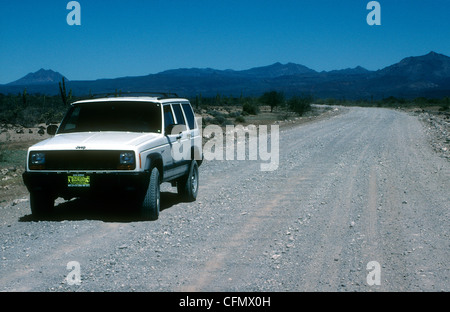 Jeep Cherokee Sport 4 x 4 SUV auf Schotterstraße in der Nähe von San Ignacio in Baja California, Mexiko. Stockfoto