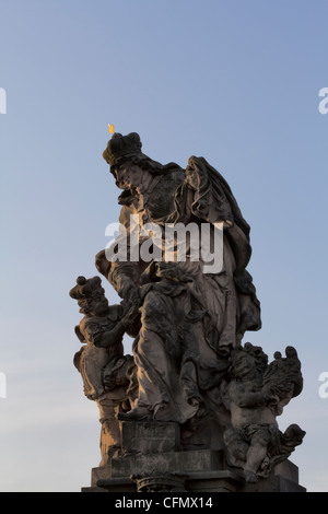 Statue von St. Ludmila Lehre eine junge Wenzel, lesen die Bibel, Karlsbrücke, Prag, Tschechische Republik Stockfoto