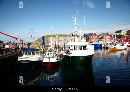 Fiskebåtar ich Hamnøya. Angelboot/Fischerboot in einem Hafen Mausund. Norwegen-blauen Himmel. Blaues Wasser. Stockfoto