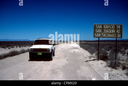 Jeep Cherokee Sport 4 x 4 SUV auf Schotterstraße in der Nähe von San Ignacio in Baja California, Mexiko. Stockfoto