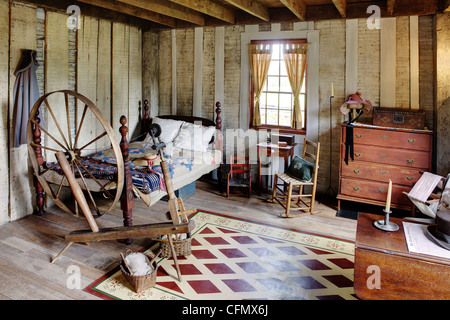 Ein authentisches Nachbau-Schlafzimmer in einem Haus im Kolonialstil, im Joseph Smith Haus in Palmyra New York. Stockfoto