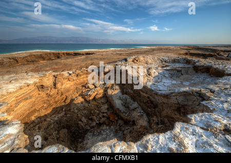 Löcher in der Nähe des Toten Meeres in Ein Gedi, Israel zu versenken. Stockfoto