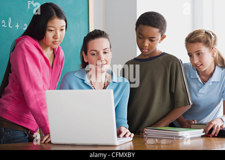 USA, California, Los Angeles, Gruppe von Schulkindern mit Lehrer mit laptop Stockfoto