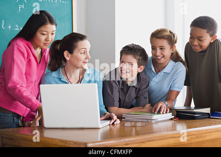 USA, California, Los Angeles, Gruppe von Schulkindern mit Lehrer mit laptop Stockfoto