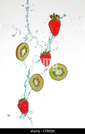 Kiwi und Erdbeeren mit Wasser bespritzt Stockfoto