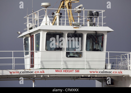 Steuerhaus von MV Loch Alainn, A Calmac Largs to Great Cumbrae Ferry, Largs Harbour, North Ayrshire, Schottland, Großbritannien Stockfoto