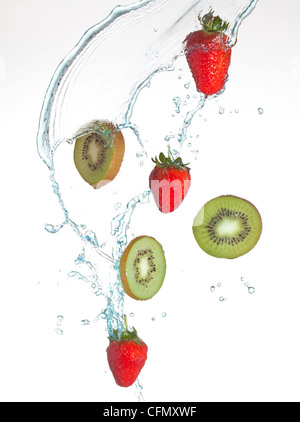 frische Erdbeeren und Kiwi mit Wasser bespritzt Stockfoto