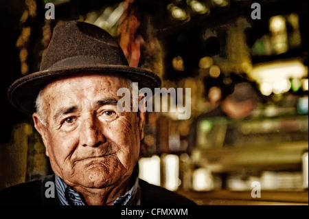 Älterer Herr, der in einer spanischen bar Benalmadena Costa Del Sol Spanien Stockfoto