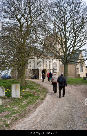 Besucher auf Thriplow für das jährliche Narzisse Wochenende besuchen die Kirche mit den Anwohnern. Stockfoto