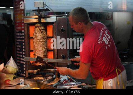 Mann bereitet Shawarma. Budva, Montenegro Stockfoto