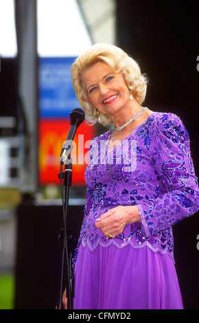 Joan Regan (1928 – 2013), 50er Jahre & 60er Jahre Sänger, erklingt auf der Bühne in Rentner Konzert, Southwark, London, UK. Stockfoto