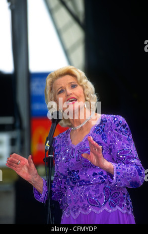 Joan Regan (1928 – 2013), 50er Jahre & 60er Jahre Sänger, erklingt auf der Bühne in Rentner Konzert, Southwark, London, UK. Stockfoto