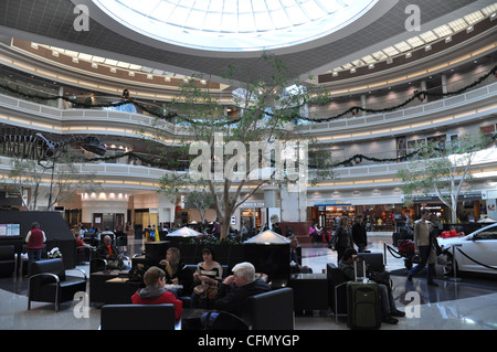 Das Atrium in Atlanta International Airport entfernt. Stockfoto